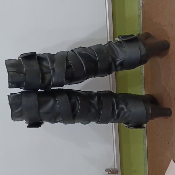 Union Bay Wmn's 7 Blk belt-strap mid heel boots - Picture 6 of 11